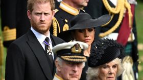 Los duques de Sussex, el príncipe Enrique y Meghan Markle, asisten al funeral de Isabel II en Londres junto a los reyes Carlos y Camila.