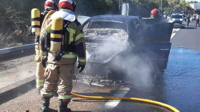 Incendio en en vehículo en la VA-30 de Valladolid