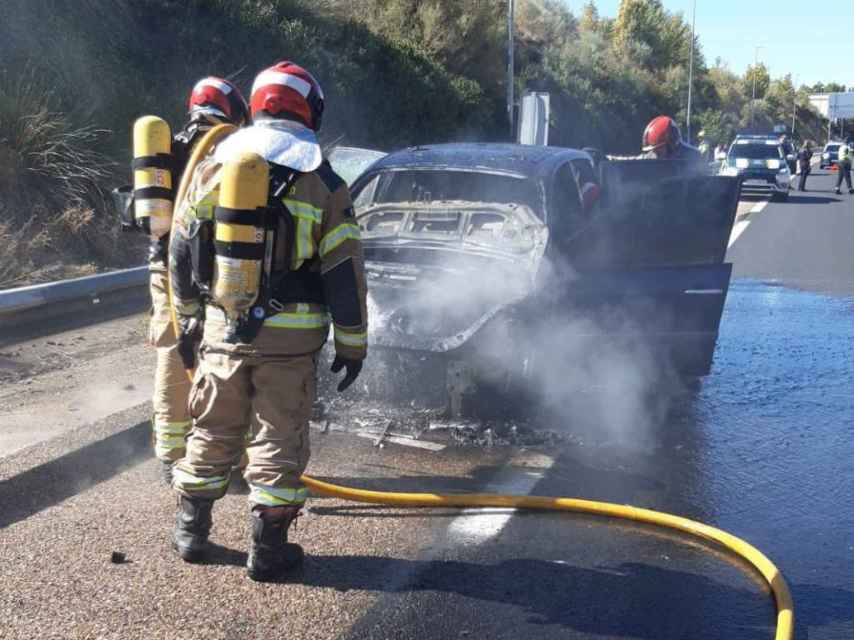 Incendio en en vehículo en la VA-30 de Valladolid
