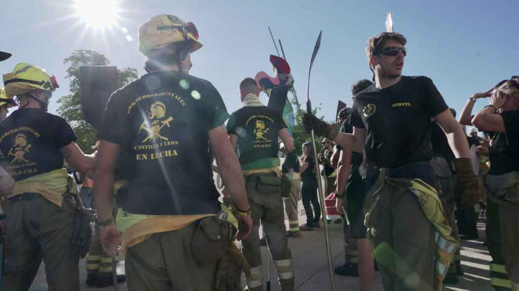 La Asociación de Trabajadores de Incendios Forestales de Castilla y León (ATIFCYL) celebra una manifestación para reivindicar un dispositivo de prevención y extinción continuo, en una protesta que parte de la sede de las Cortes, donde coinciden con la llegada de la Marcha Antorcha que salió esta semana de Villardeciervos (Zamora).