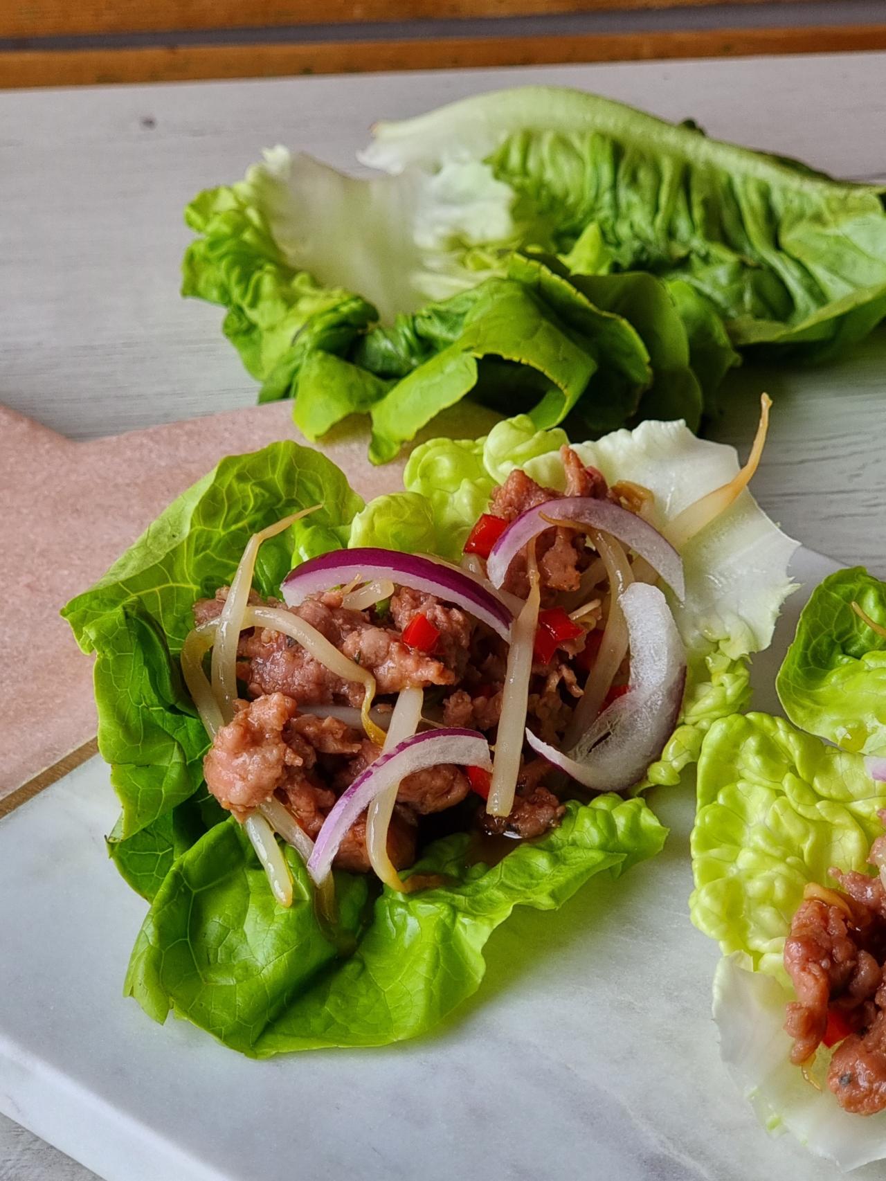 Tacos de lechuga con cerdo picado, una opción divertida para darle un toque  a tus recetas