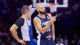 Evan Fournier se queja a un árbitro durante un partido del Eurobasket 2022