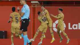 Robert Lewandowski celebra un gol contra el Mallorca junto a sus compañeros