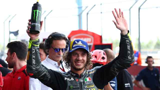 El italiano Marco Bezzecchi celebra su primera pole en MotoGP, en el circuito tailandés de Buriram.