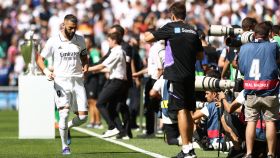Una nube de fotógrafos persigue a Karim Benzema en el Santiago Bernabéu