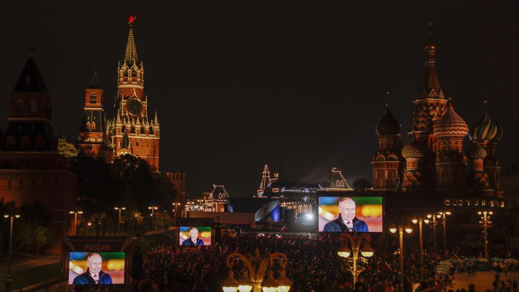 A crowd attends Russian President Vladimir Putin's speech after announcing Russia's annexation of four Ukrainian territories