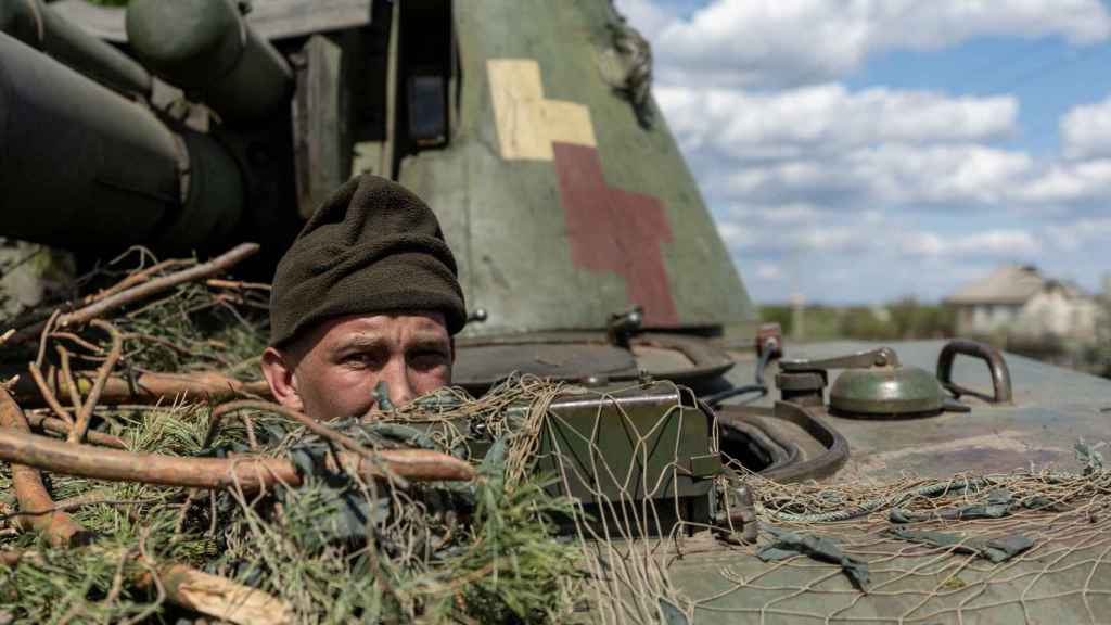 Un soldado ucraniano mira desde un tanque en la ciudad de Limán.