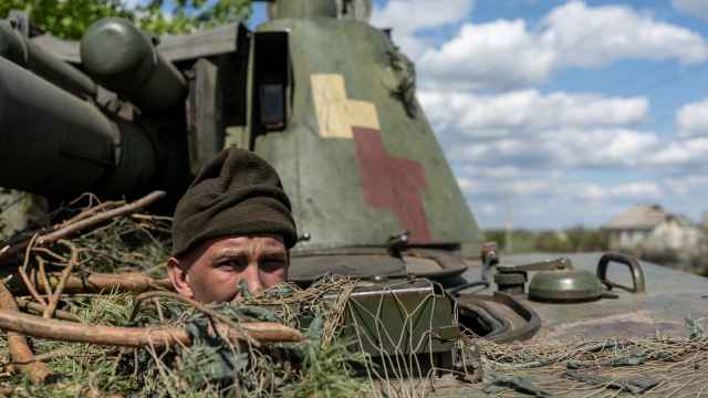 Un soldado ucraniano mira desde un tanque en la ciudad de Limán.