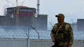 Un militar prorruso, delante de la central nuclear de Zaporiyia, en Ucrania