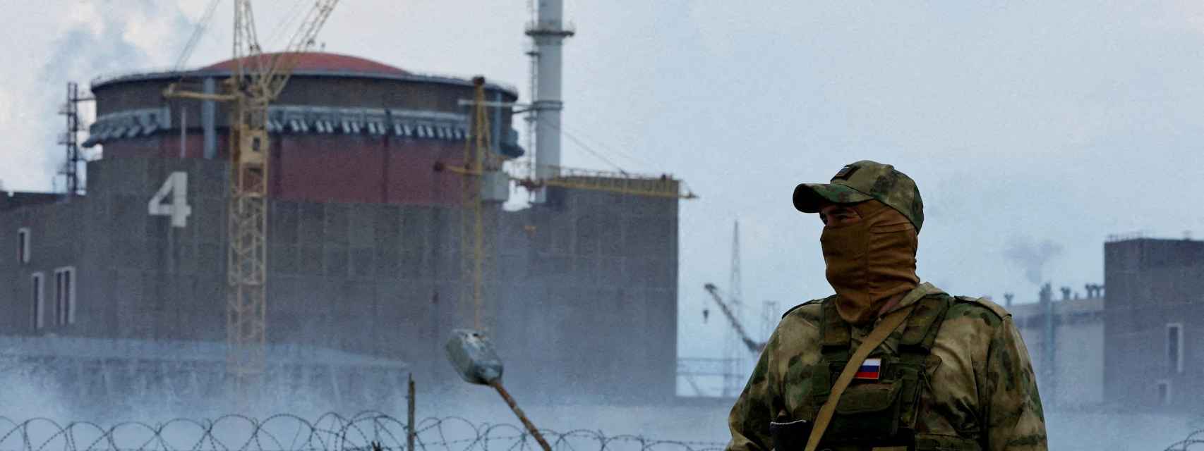 Un militar prorruso, delante de la central nuclear de Zaporiyia, en Ucrania