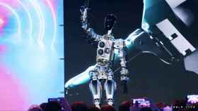 Robot Optimus saludando en el evento de presentación