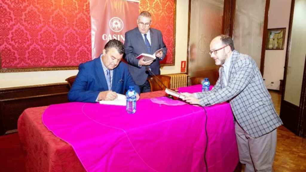 Paco Cañamero firmando su libro en la capital soriana
