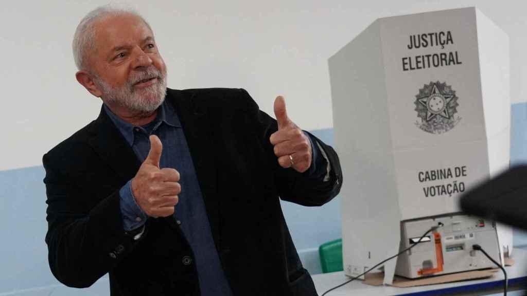 Lula da Silva tras depositar su voto este domingo en un colegio de Sao Paulo.