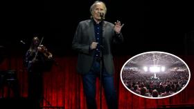 Serrat durante su concierto en Valladolid en un Polideportivo Pisuerga abarrotado.