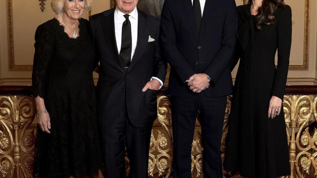 Los reyes de Inglaterra posan con los Príncipes de Gales en la nueva foto oficial.
