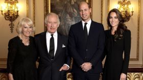 Los reyes de Inglaterra posan con los Príncipes de Gales en la nueva foto oficial.