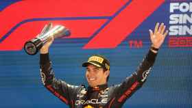 Checo Pérez  celebra su triunfo en el Gran Premio de Singapur.