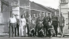 Los sanitarios españoles a la entrada del hospital de Go Cong. Archivo Ramón Gutiérrez de Terán