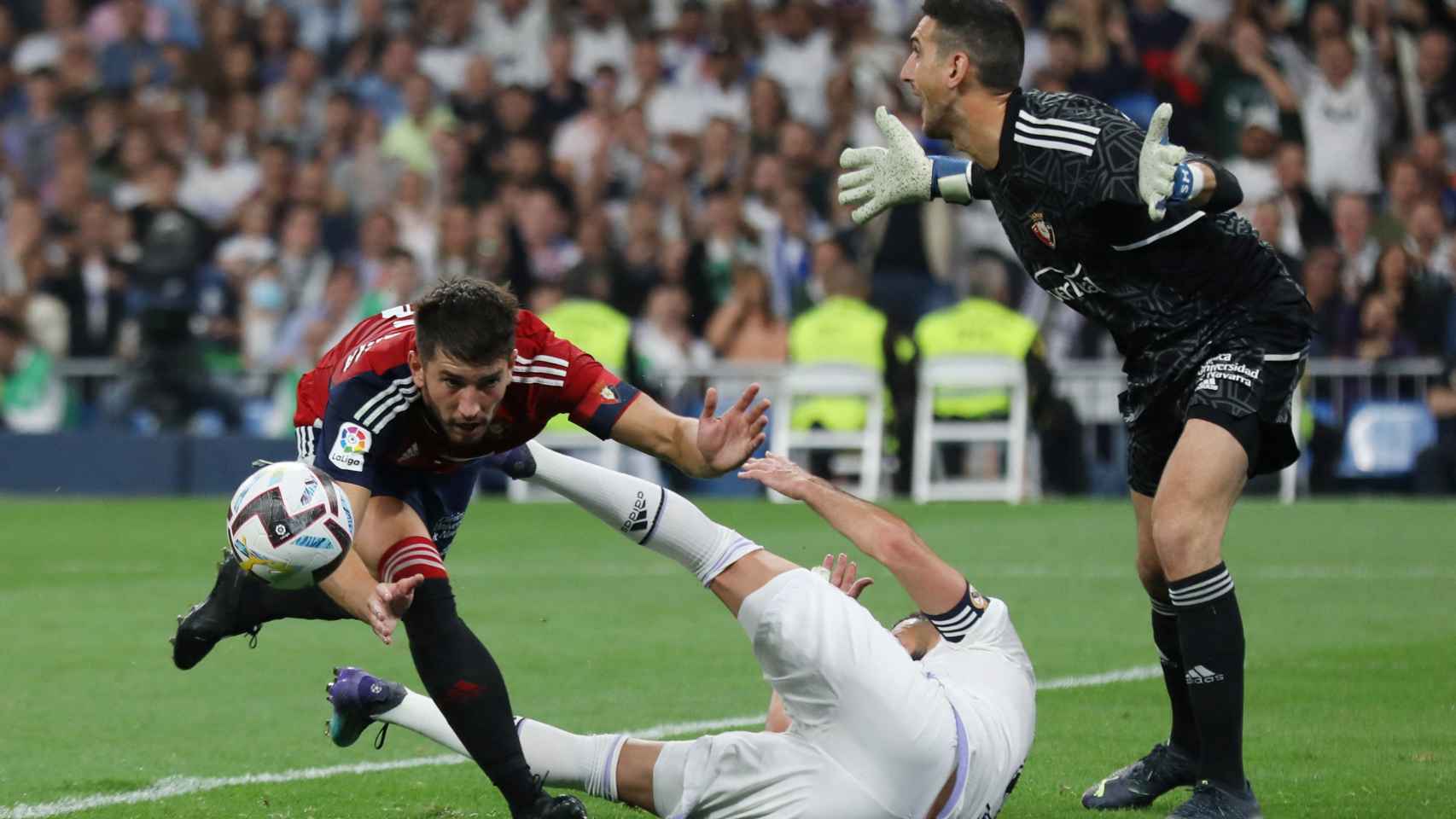 Karim Benzema cae objeto de penalti