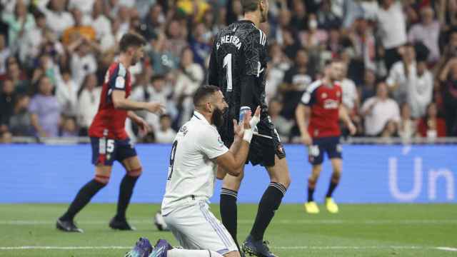 Karim Benzema se lamenta durante el partido ante Osasuna