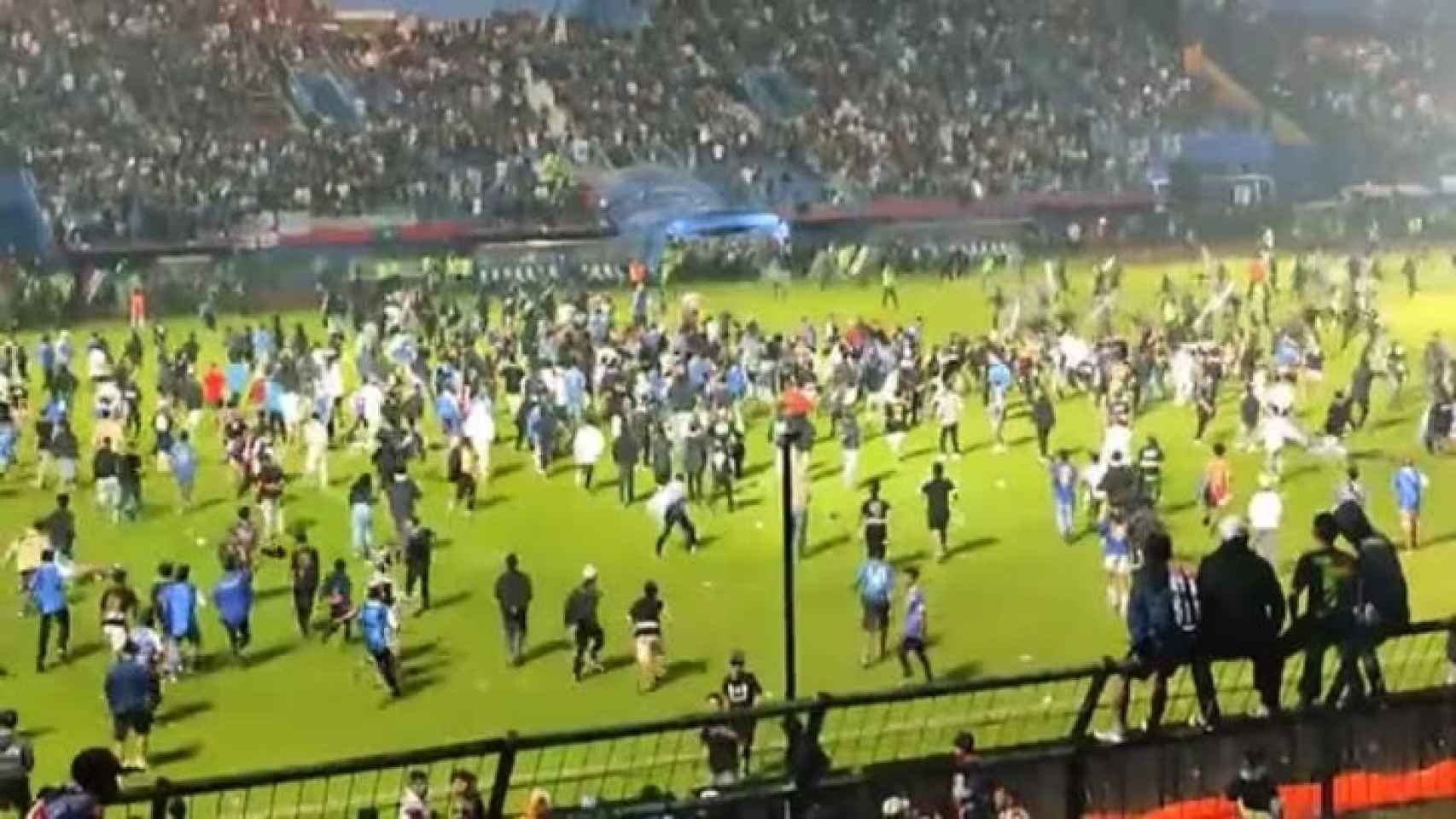 Al menos 174 muertos y 180 heridos en una batalla campal en un partido de fútbol en Indonesia thumbnail