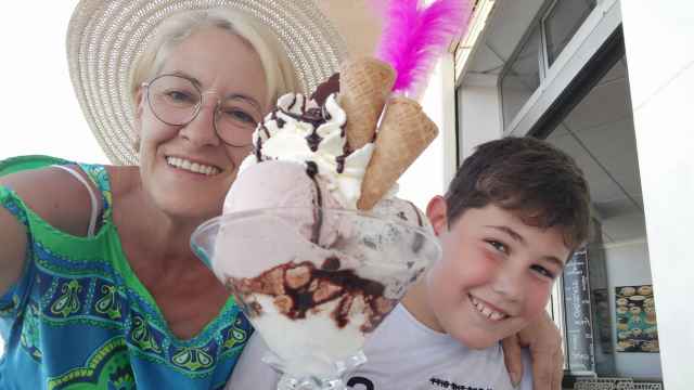 Marta Gonzálvez junto a su hijo, Aitor, disfrutando de un helado, en una imagen cedida a este diario.