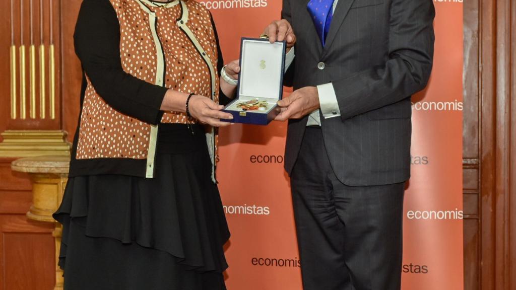 Momento de la entrega de la Gran Cruz al Mérito en el Servicio de la Economía 2022 a Cristina Herrero, presidenta de la AIReF, de manos del presidente del Consejo General de Economistas, Valentín Pich.
