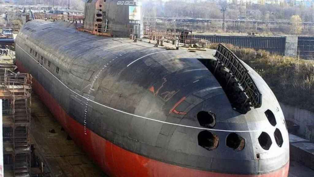 Submarino Belgorod en construcción con los huecos por donde saldrán los 6 torpedos