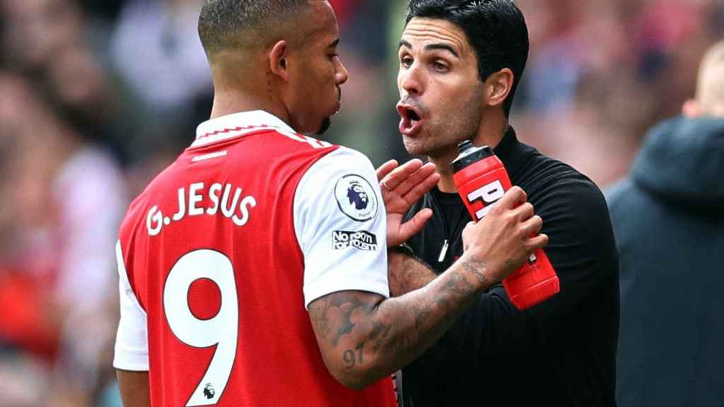 Arteta charla con Gabriel Jesus, la gran estrella del Arsenal