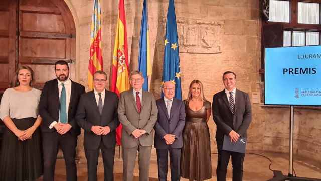 Toni Mayor, junto con varios representantes turísticos, Ximo Puig y el alcalde de Benidorm, este lunes.