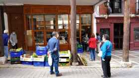 Vecinos de un pueblo de Castilla y León hacen cola para compar en un establecimiento