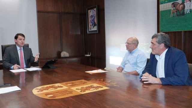 Pedro Pascual en una reunión con Alfonso Fernández Mañueco