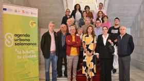 La concejala de Participación Social y Voluntariado, Almudena Parres, con representantes de las asociaciones de los barrios