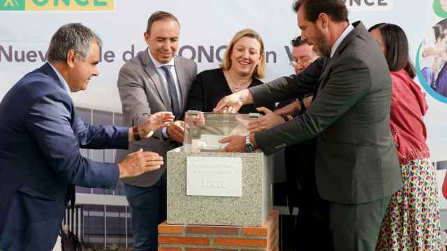 Óscar Puente colocando la primera piedra de la nueva sede de la ONCE en Castilla y León.