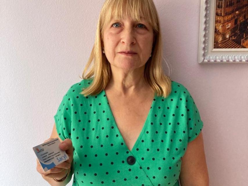 Carmen Tola muestra su tarjeta del Sacyl