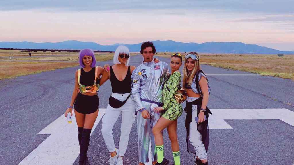 Íñigo Onieva con unas amigas en 'Future is now', el festival estilo 'Burning man' que organizó en la primavera de 2019.