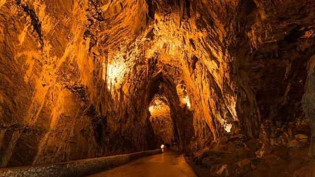 El curioso pueblo de España al que solo se puede acceder por una cueva
