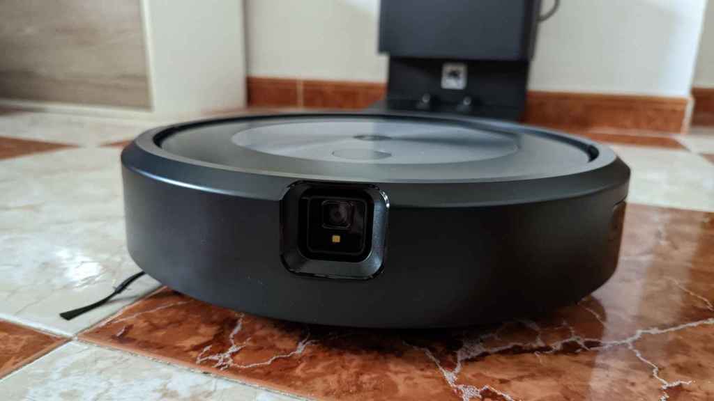 El Roomba j7+ tiene una cámara frontal para detectar obstáculos