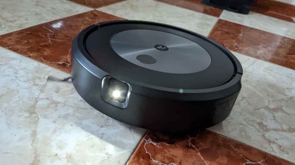 La luz frontal del Roomba j7+ permite la limpieza de noche o a oscuras