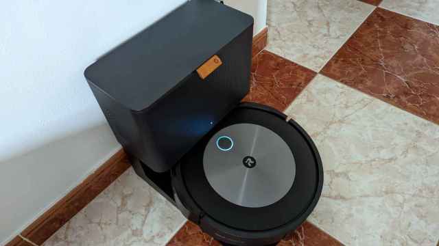 Roomba j7+ con su base de carga con vaciado automático