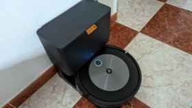 Roomba j7+ con su base de carga con vaciado automático