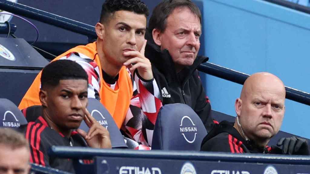 Cristiano Ronaldo, en el banquillo del Manchester United.