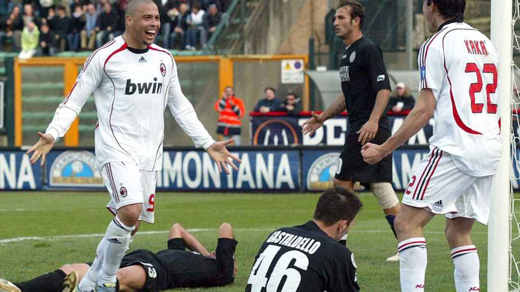 Ronaldo celebra un gol en el AC Milan