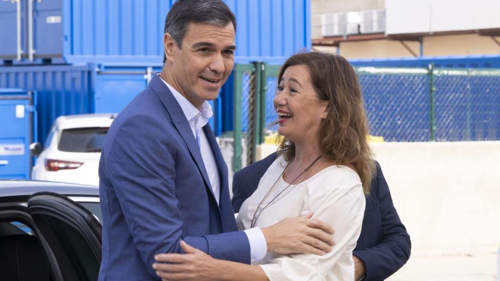 Pedro Sánchez junto a Francina Armengol este lunes en Menorca.