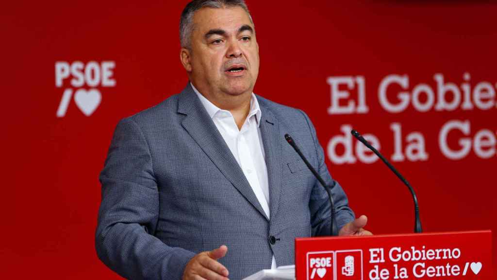 El secretario general del PSOE, Santos Cerdán, en la rueda de prensa de este lunes en Ferraz.