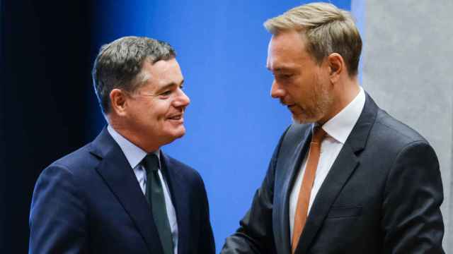 El ministro alemán de Finanzas, Christian Lindner, conversa con el presidente del Eurogrupo, Paschal Donohoe, durante la reunión de este lunes en Luxemburgo