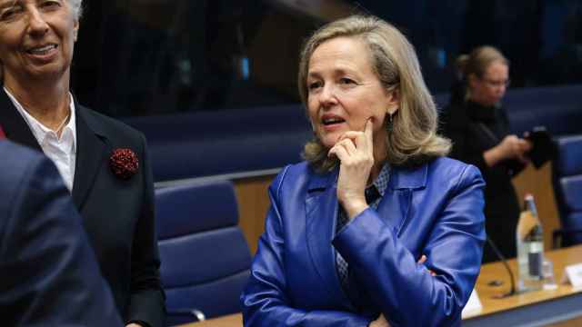 La vicepresidenta Nadia Calviño y la presidenta del BCE, Christine Lagarde, durante el Eurogrupo de este lunes en Luxemburgo