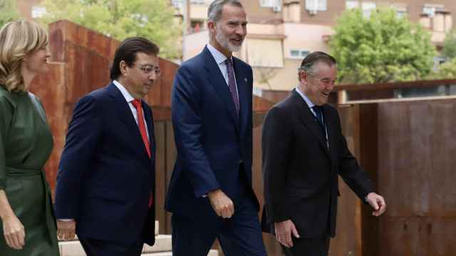 El Rey Felipe VI junto al presidente de la Junta de Extremadura, Guillermo Fernández Vara, el presidente del Instituto de la Empresa Familiar, Andrés Sendagorta y la ministra de Educación, Pilar Alegría.