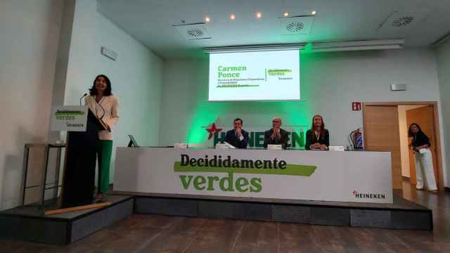 Carmen Ponce, directora de Relaciones Corporativas y Sostenibilidad de Heineken España, junto a las autoridades presentando el proyecto con Engie.
