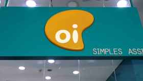 Logo de la operadora de telecomunicaciones brasileña Oi en una tienda en Sao Paulo.